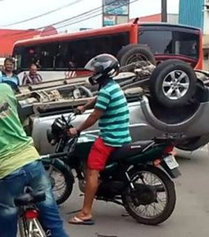 [Vídeo] Carro capota em acidente com cinco veículos no Tabuleiro 