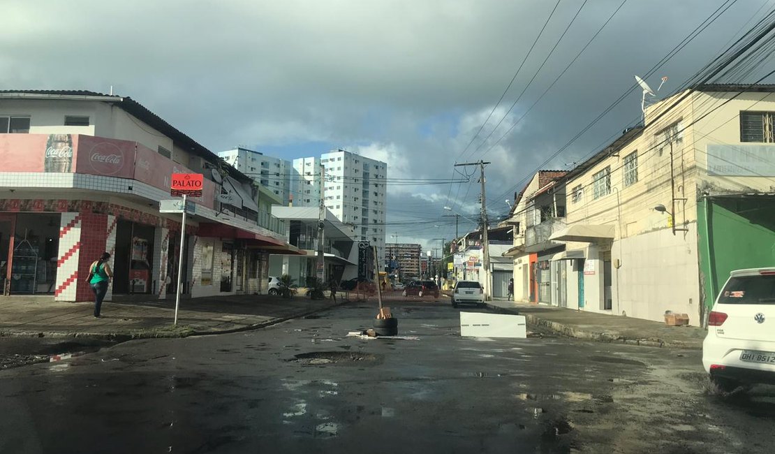 Asfalto cede, forma cratera e preocupa moradores no bairro da Jatiúca