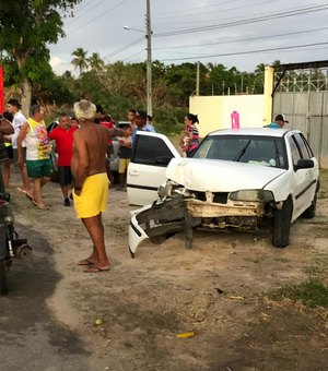 Colisão entre carro e ônibus deixa mulher ferida em Marechal Deodoro