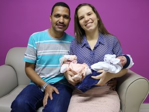 Mãe de gêmeos salva a vida de bebês doando excesso de leite