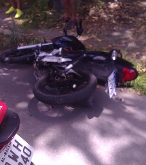 Colisão entre carro e moto deixa homem ferido na Santa Amélia