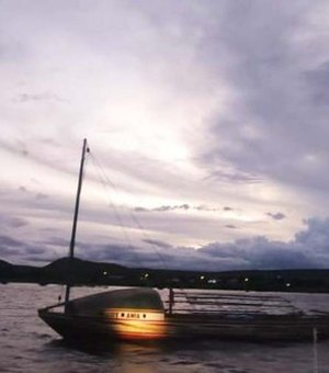Iphan remove Canoa Tolda Luzitânia das águas do rio São Francisco
