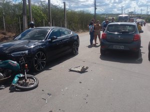 Dois carros e uma moto colidem na cidade de Arapiraca