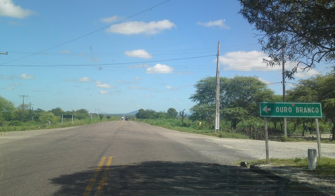Colisão entre dois veículos no Sertão de Alagoas deixa quatro pessoas feridas e uma delas em estado grave