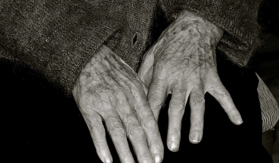 Idosa de 98 anos fica presa sob corpo da filha por pelo menos 4 dias