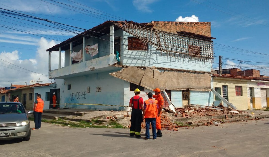 Três pessoas ficam presas em desabamento no bairro da Ponta Grossa