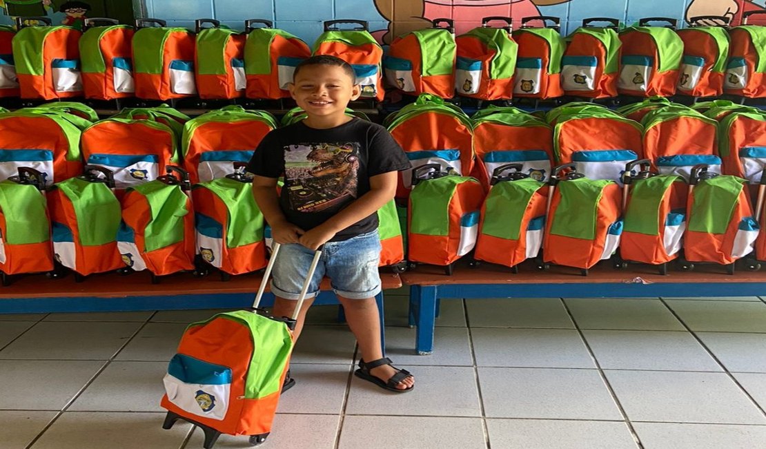 Viçosa inicia entrega de 5 mil kits e mochilas escolares