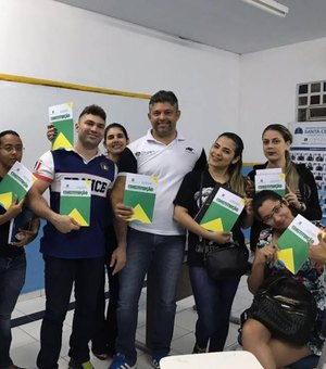 No dia da Constituição: JHC distribuiu exemplares para Estudantes de Alagoas