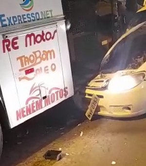 Homem colide carro com traseira de ônibus no Eustáquio Gomes