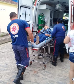 Idosa se fere após tropeçar e cair em rua de calçamento inacabado em Arapiraca