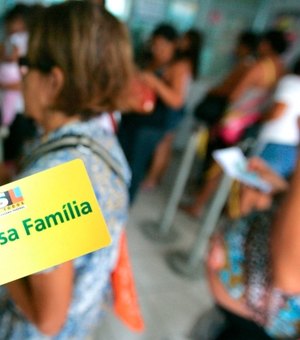 Governo interino paga Bolsa Família sem reajuste e Dilma critica