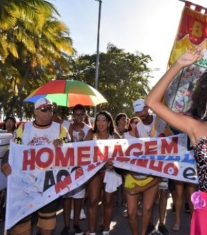 Bloco 'Nêga Fulô' arrasta multidão no Carnaval do Bicentenário na Ponta Verde