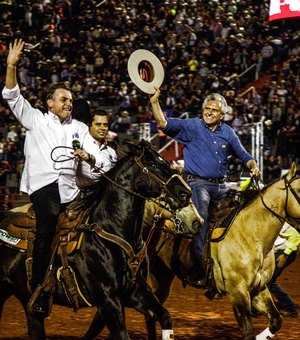 Bolsonaro flexibiliza lei sobre rodeios e desfila em cavalo em Barretos