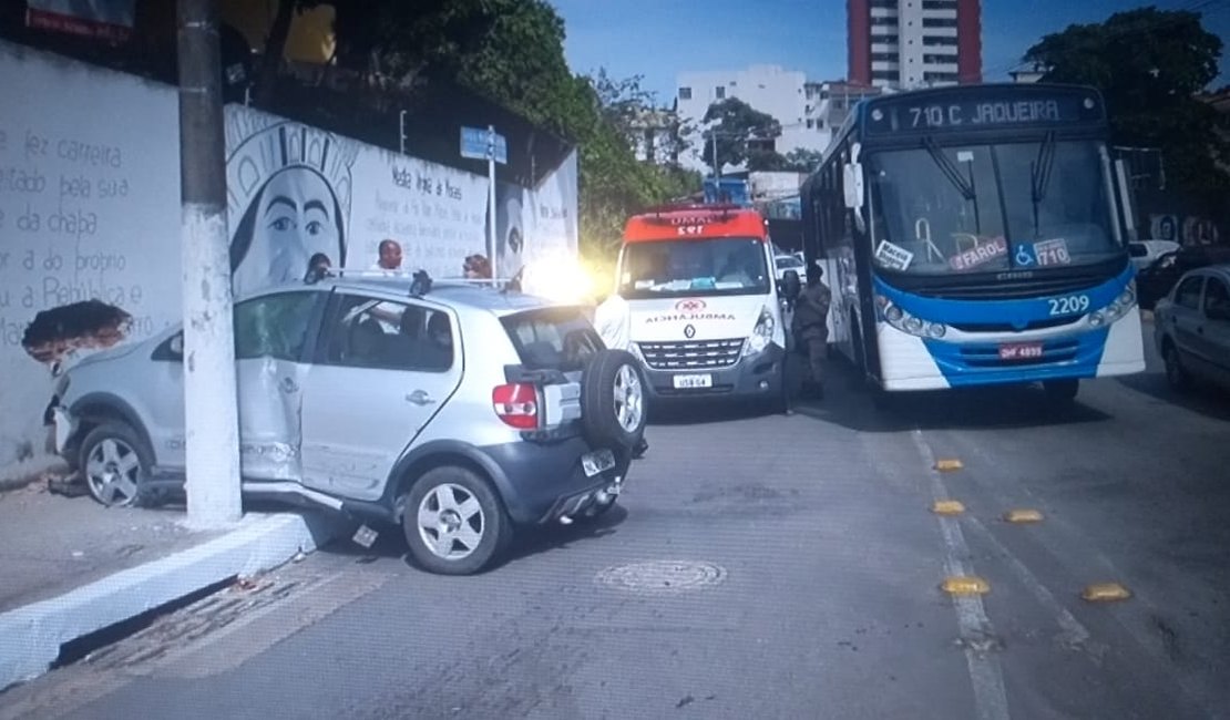 Acidente entre carro e ônibus deixa trânsito lento na Ladeira Geraldo Melo 