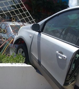 Motorista perde o controle da direção e veículo colide em muro do MPF