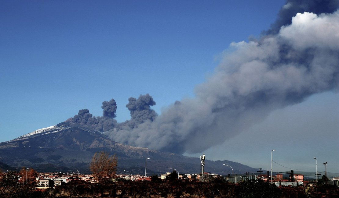Vulcão Etna expele cinzas e provoca tremores na Itália