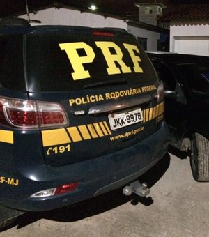 PRF prende dois e recupera carros roubados no Pilar e em Rio Largo