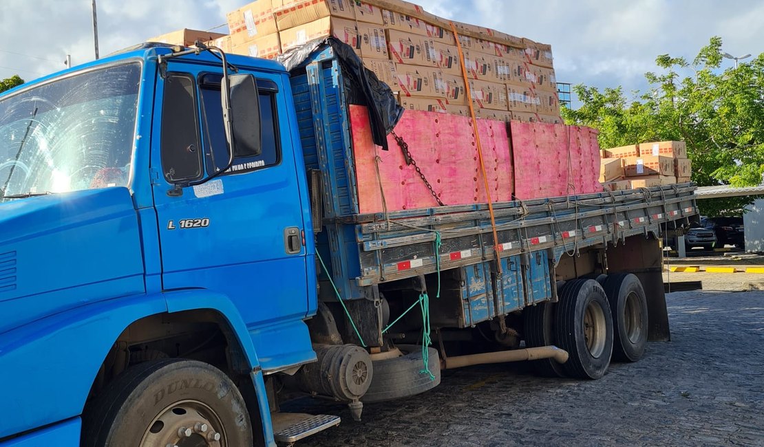 Caminhão com carga com 317 caixas de cigarros é apreendido em chácara em Arapiraca