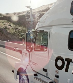 Empresa do Uber faz entrega de cerveja com caminhão que dirige sozinho nas estradas