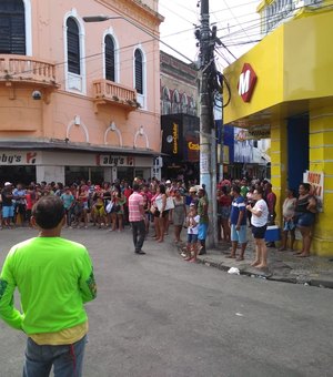 Protesto de ambulantes deixa trecho interditado no Centro de Maceió