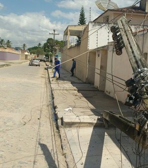 [Vídeo] Caminhão derruba rede elétrica e deixa bairro sem energia em Arapiraca