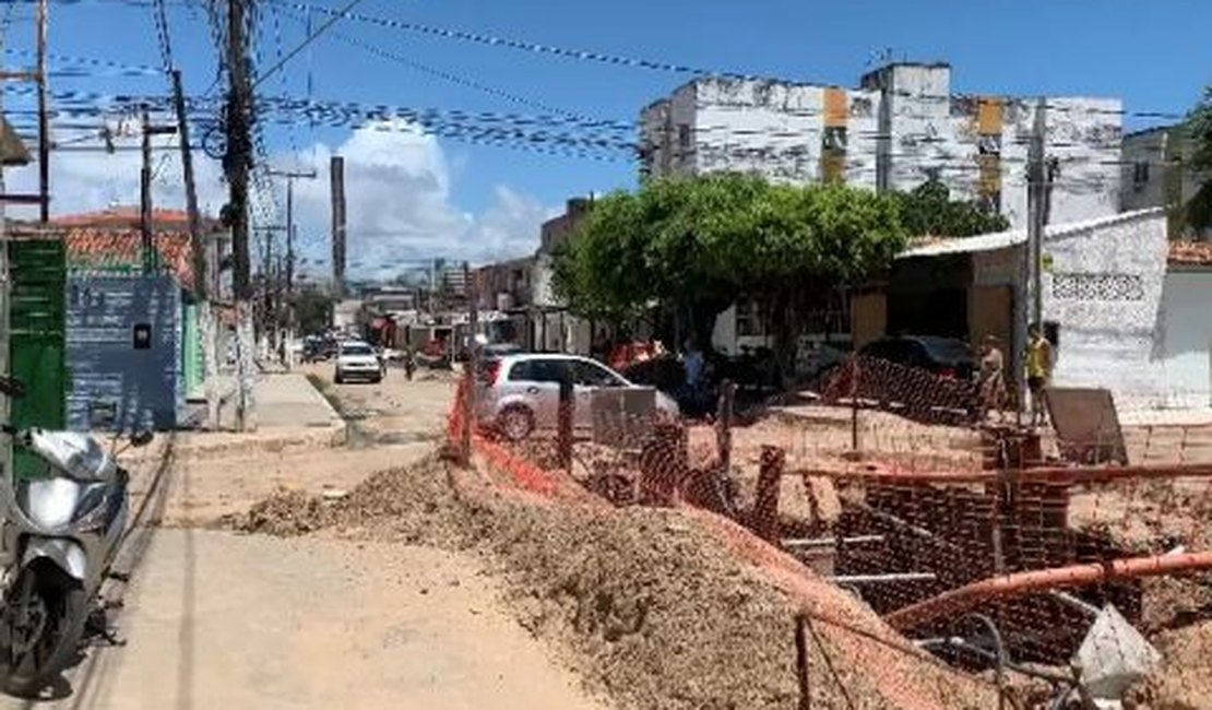 Casal libera trechos da rua Soldado Eduardo dos Santos, na Jatiúca