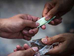 Homem é flagrado com drogas durante rondas no bairro João XVIII
