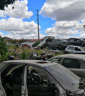 [Vídeo] Delegacia de Arapiraca é transformada em depósito de veículos e condições do prédio são insalubres