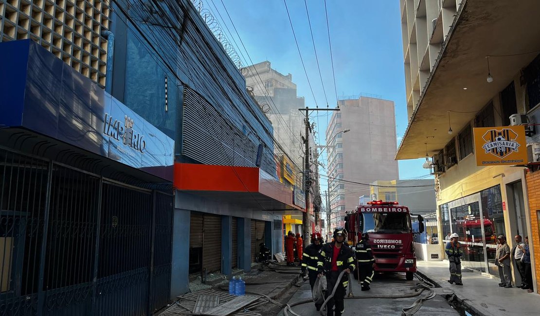 Incêndio de grandes proporções atinge loja de eletrodomésticos no Centro de Maceió