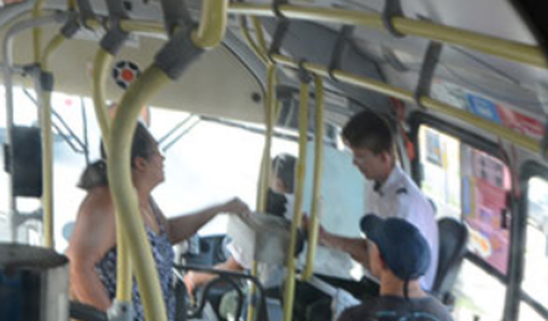Suspeito tenta praticar assalto em ônibus, mas é espancado por passageiros