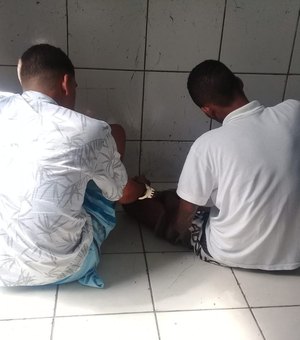 Homem é preso e menor apreendido suspeitos de tráfico de drogas, em Maceió