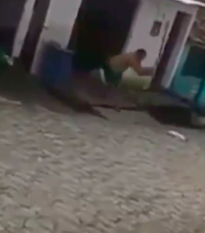 Homem é preso após ser flagrado matando gato com pauladas em Cajueiro