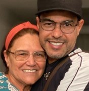 Zezé Di Camargo posa abraçado com a mãe e faz homenagem de aniversário: 'Só eu sei o que passou'