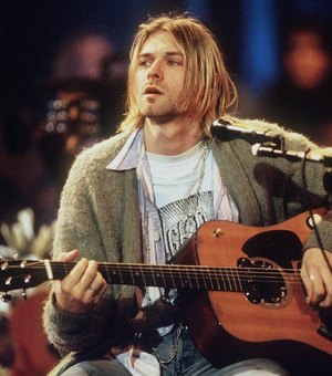 Sujo e manchado, casaco de Kurt Cobain é leiloado por uma fortuna