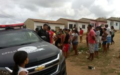 Populares que invadiram casas de loteamento protestam contra reintegração de posse