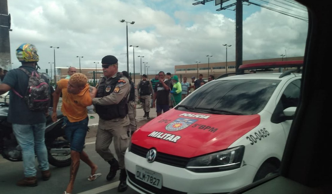 [Vídeo] Polícia prende suspeito de tentativa de assalto no Benedito Bentes