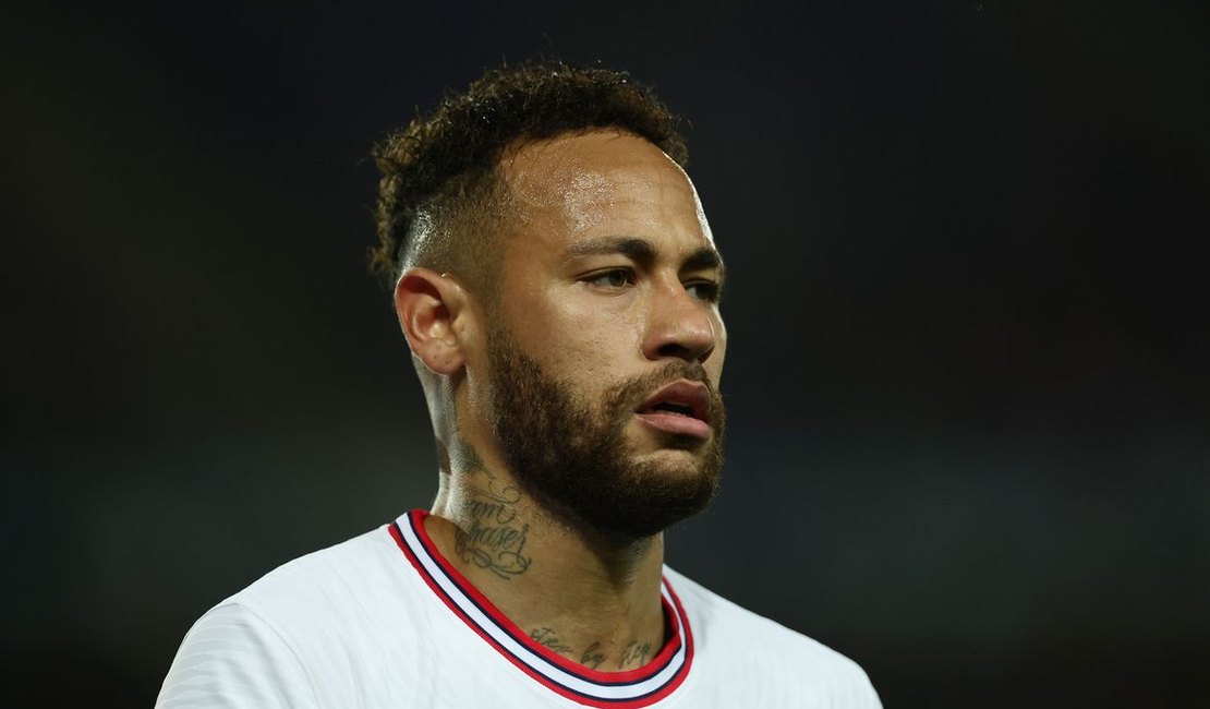 Fora do próximo jogo do PSG por expulsão, Neymar recebe affair e 'parças' para ano novo em Paris