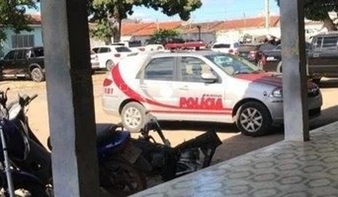 Após ameaçar esposa, homem danifica portão de casa e é preso em Arapiraca