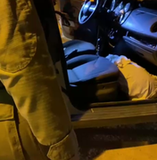 [Vídeo] Para escapar de blitz, motorista esconde criança no piso do carro