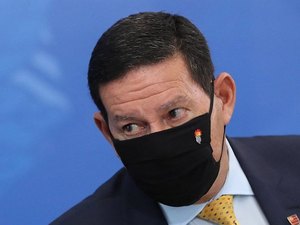 Mourão minimiza saída de secretários e diz acreditar em auxílio dentro do teto