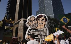 Bonecos de Lula e de Bolsonaro são vistos entrelaçados durante manifestação na Avenida Paulista