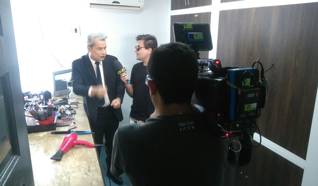 Repórter Vesgo do Programa Pânico entrevista Sikeira Júnior em Maceió