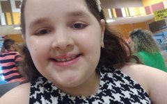 Maria Luiza tem 10 anos, já passou por três cirurgias e hoje tem sequelas na visão