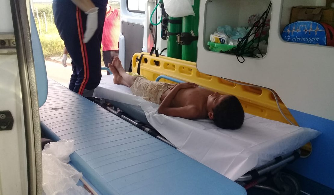 Criança cai ao pegar “carona” em caminhão-pipa, em Arapiraca