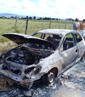 Veículo pega fogo na zona rural de Arapiraca, após curto-cirucuito no painel