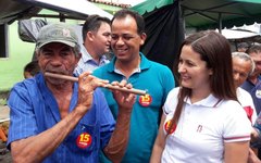 Candidata à prefeitura de Lagoa da Canoa, Fabiana Lira visita feira livre 
