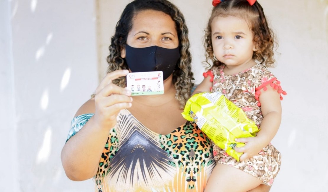 Palmeira dos Índios e Governo do Estado entregam cestas básicas e cartões CRIA para famílias palmeirenses nesta sexta (26)