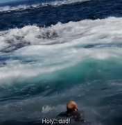 [Vídeo] Baleia derruba turista de barco e tenta engoli-lo durante um passeio