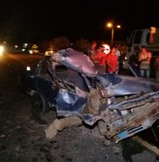 [Vídeo] Grave acidente entre carro e caminhão deixa feridos em Arapiraca