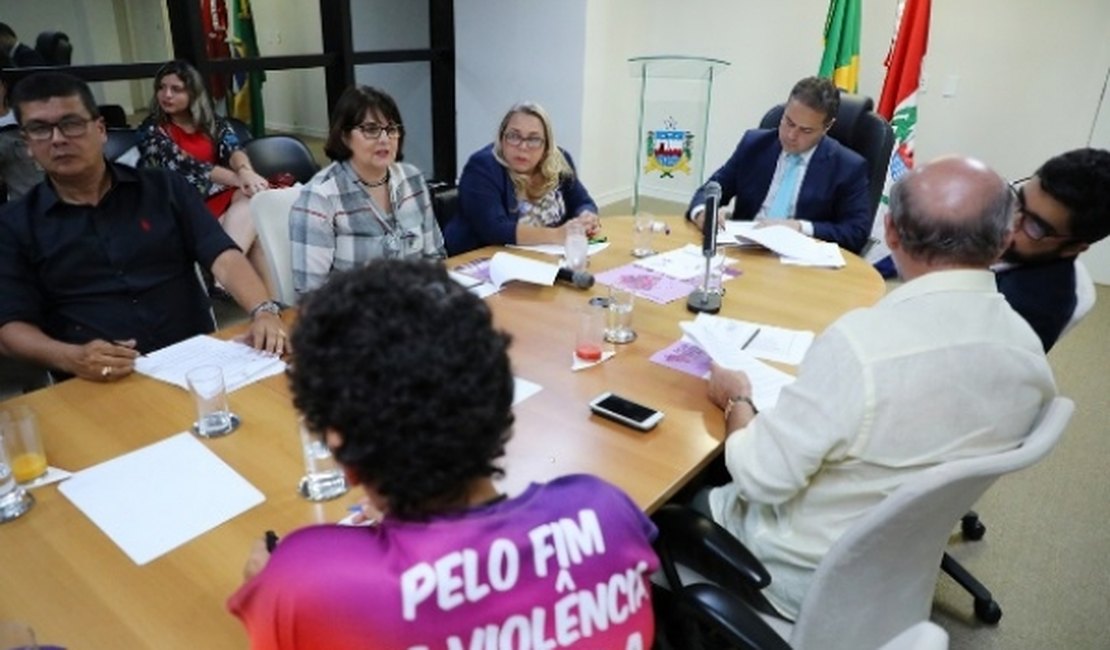 Renan Filho assina criação do Fundo Estadual de Defesa dos Direitos das Mulheres em AL